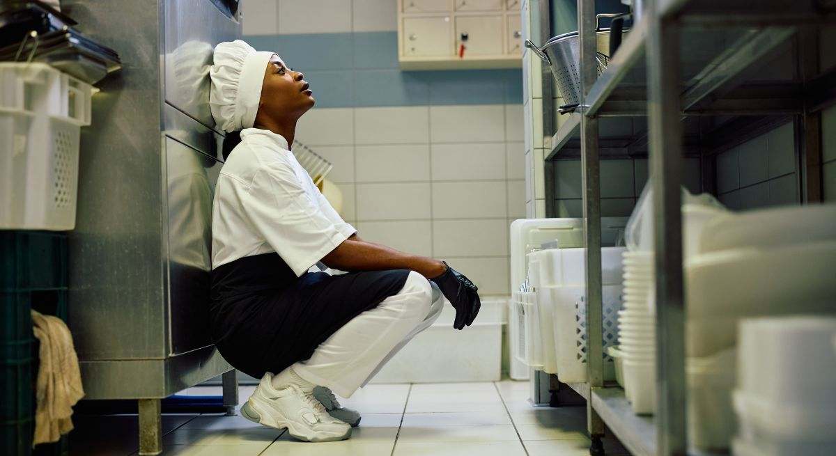 Cocinera en agachada en la cocina