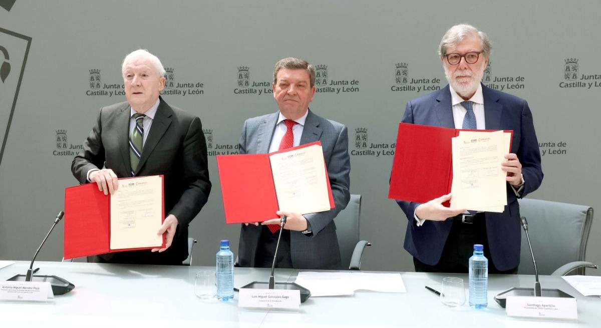 El consejero de la Presidencia, Luis Miguel González Gago, en el centro, con Antonio Miguel Méndez Pozo (i) y Santiago Aparicio (CEOE)