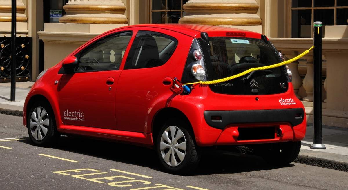 coche-electrico-enchufe-calle.jpg