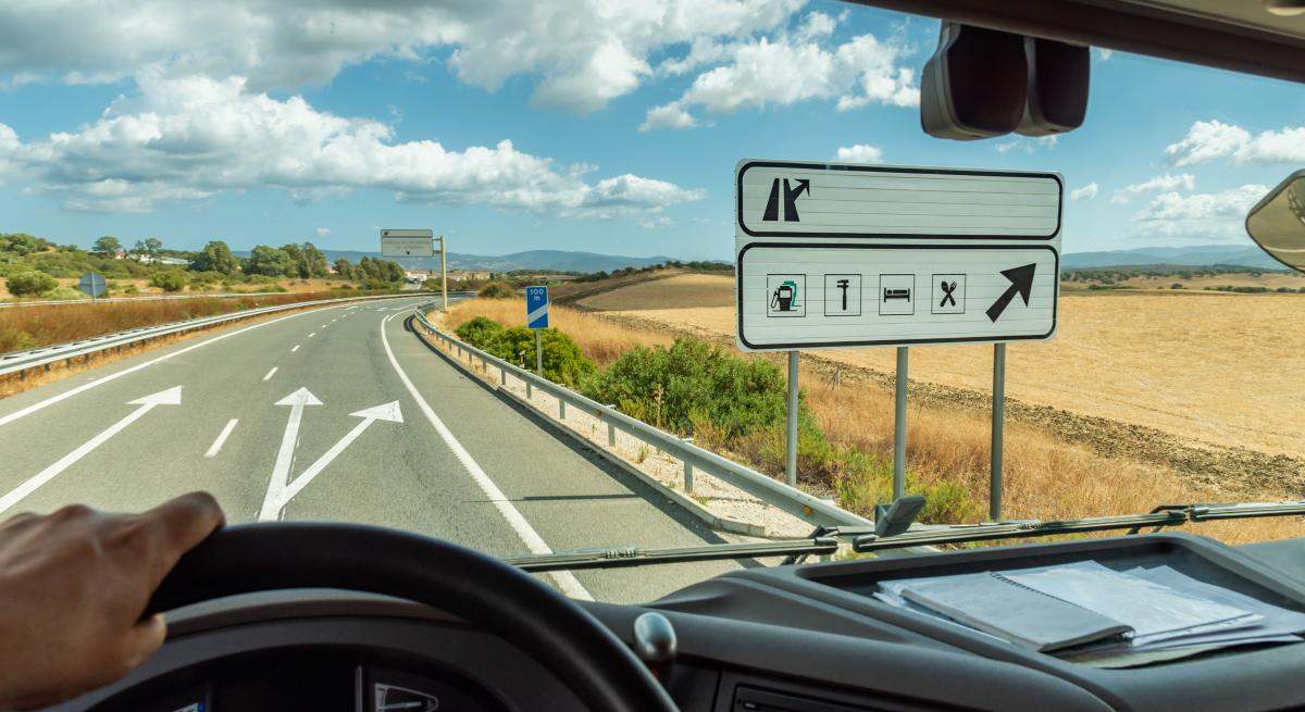Un cartel en la carretera indica la presencia de una estación de servicio