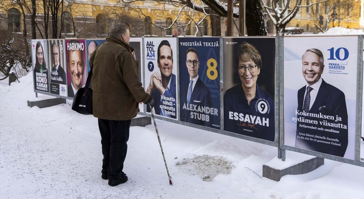Un hombre mira los carteles electorales de los candidatos finlandeses / EP