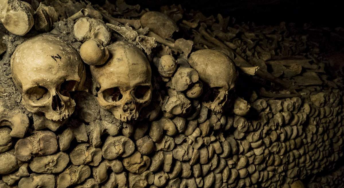 Las-catacumbas-de-Paris-estan-entre-los-destinos-preferidos-de-los-viajeros-que-practican-el-turismo-oscuro--iStock.jpg