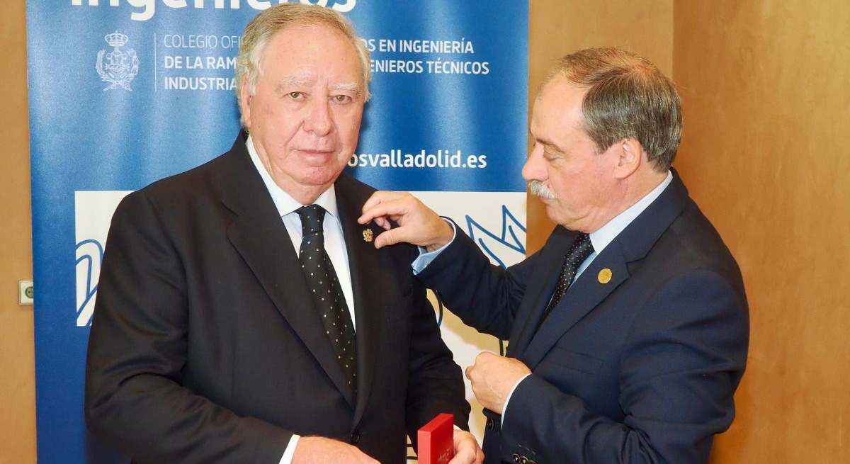 Rafael Álvarez, decano de ingenierosVA, impone la distinción de colegiado de honor a González Soler