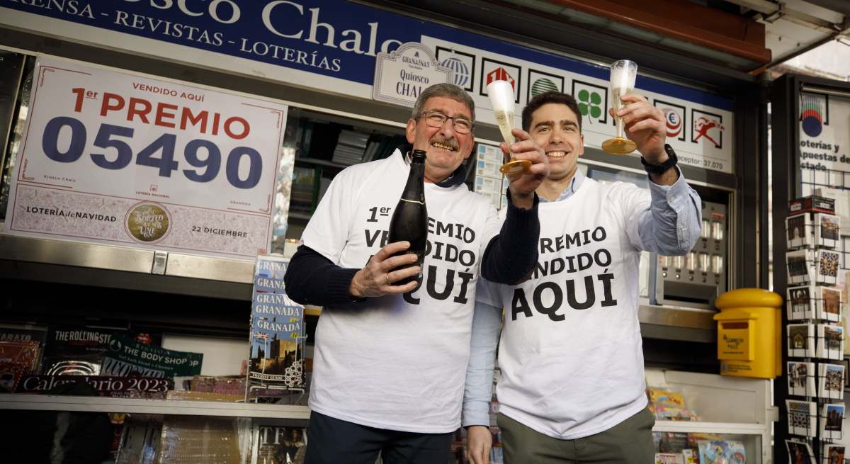 Empleados de una administración de Lotería celebran el 'Gordo' tocado en 2022.