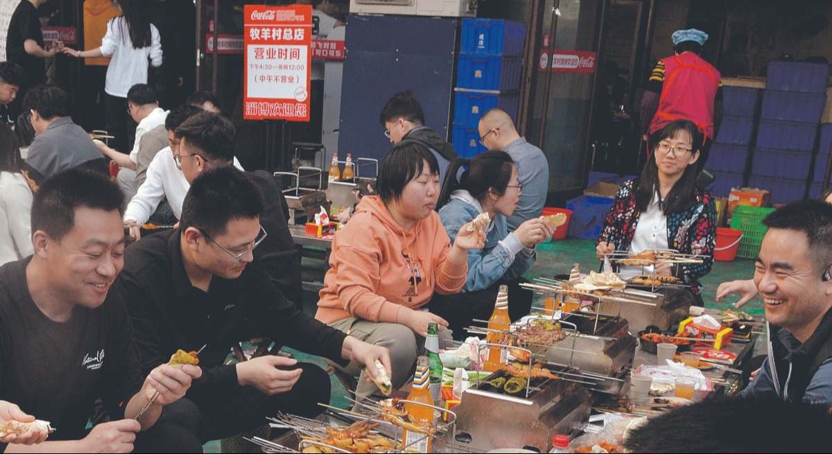 jovenes en un restaurante en china