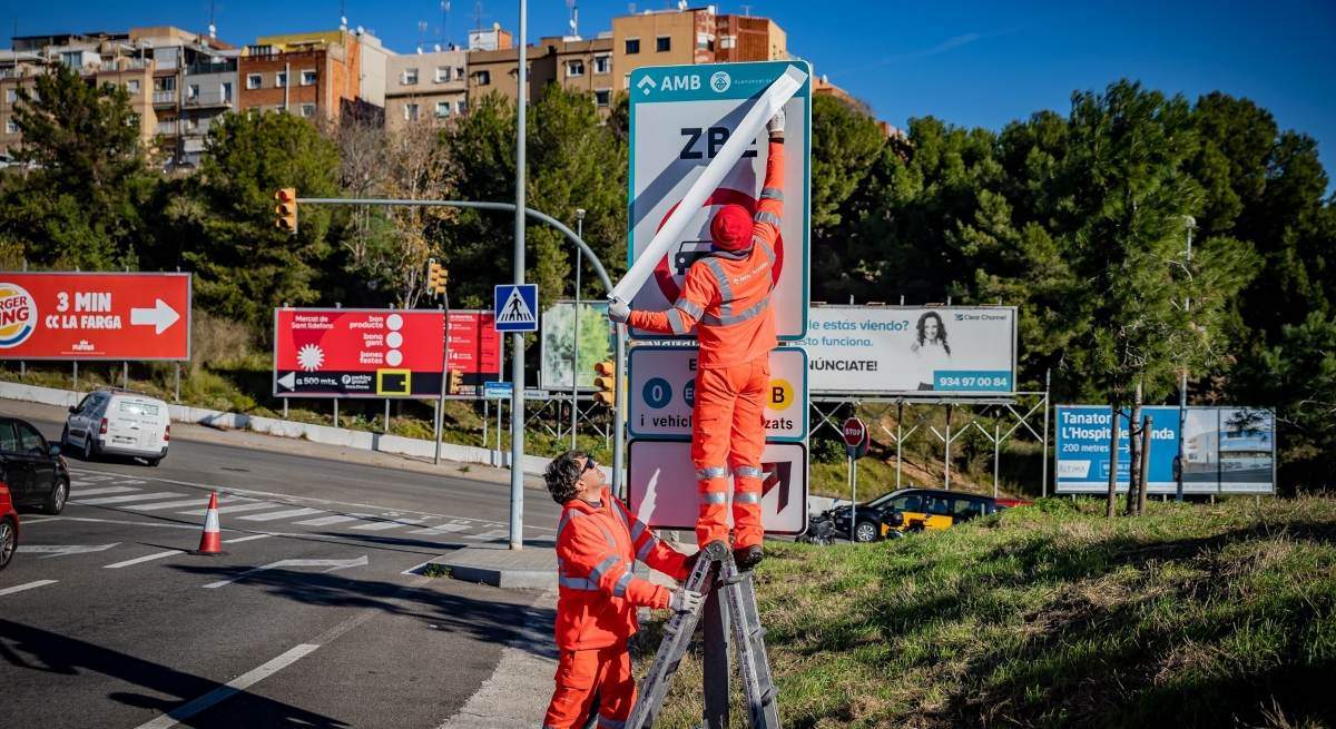 EuropaPress_2562796_operarios_instalando_senales_trafico_definitivas_zbe_rondas_bcn_ramal-1.jpg