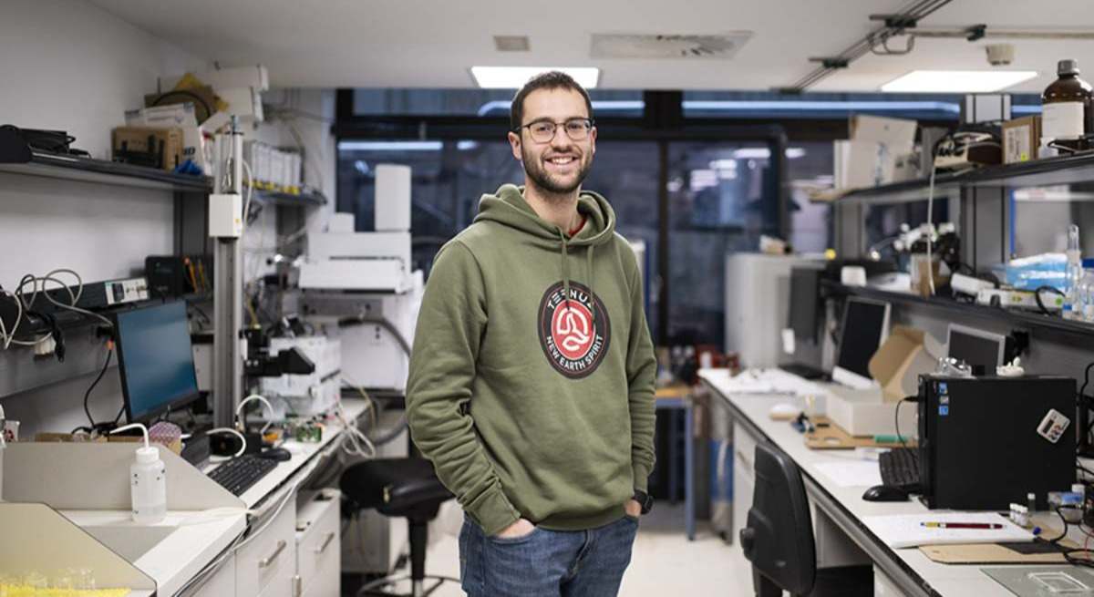 Mikel Imizcoz, en un laboratorio del Instituto INAMAT2 de la UPNA.