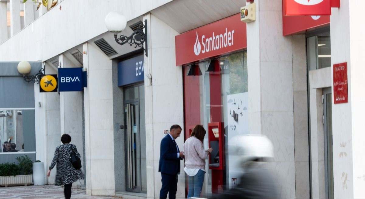 Varias sucursales de bancos en una calle