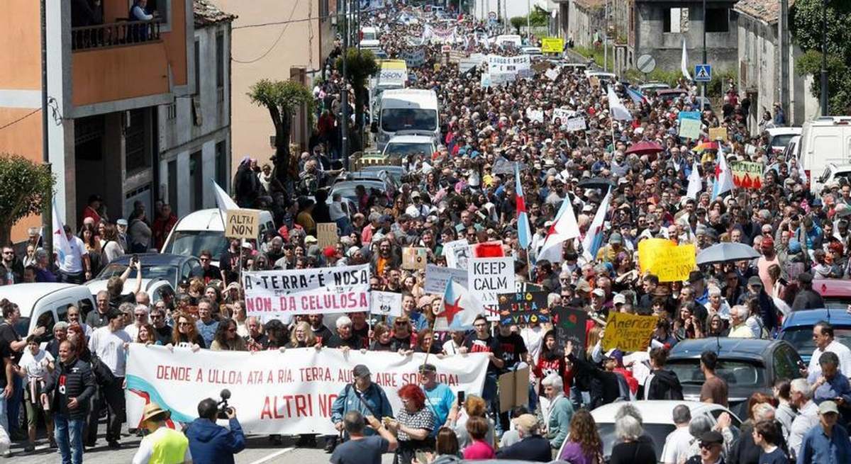 Miles de personas manifestándose contra la futura fábrica de Altri en Palas de Rei (Lugo).