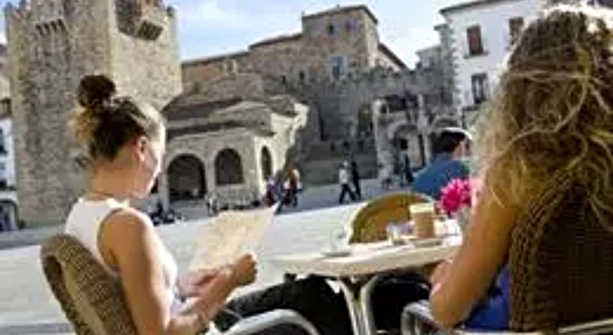 Dos turistas toman un café / EP
