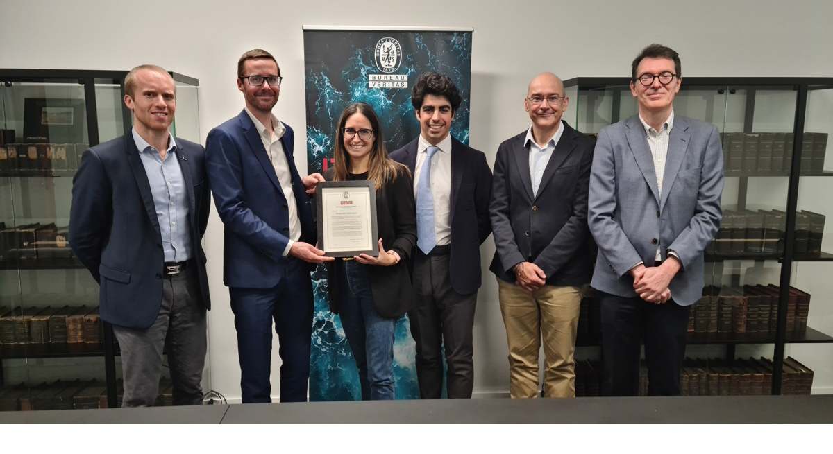 El CEO, Alejandro Marques de Magallanes, la directora técnica, Marta García y el project mánager, Francisco Otero. posan con la certificación.
