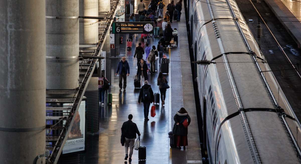 Viajeros suben a un tren en la estación de Atocha.