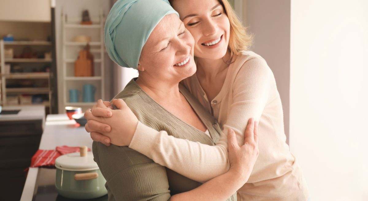 Una mujer con cáncer abraza a su hija