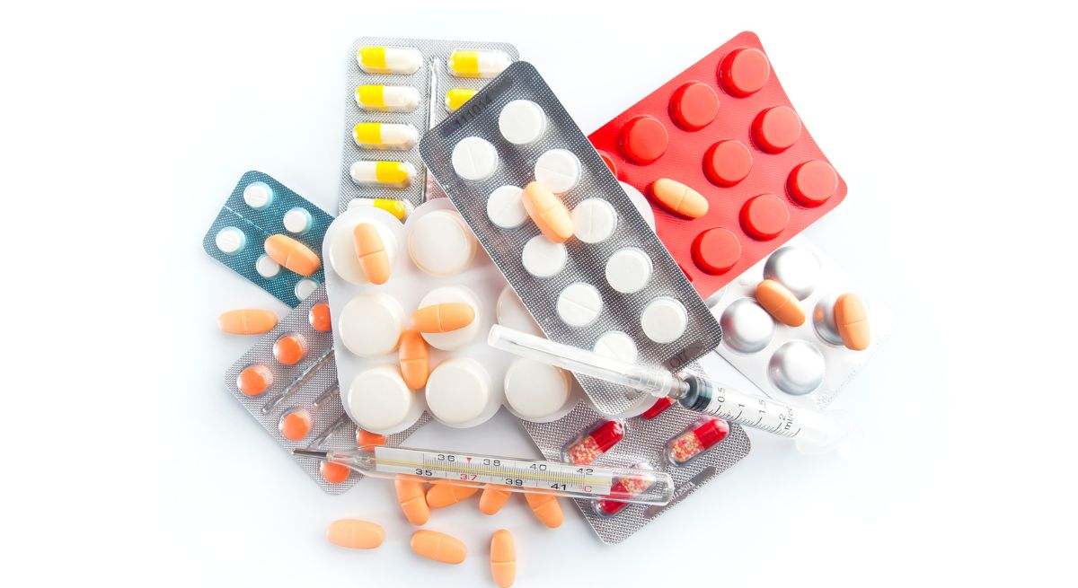Varios medicamentos juntos, sobre la mesa de una farmacia