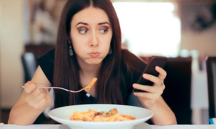 comer-mirando-movil.jpg