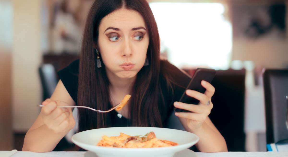 comer-mirando-movil.jpg