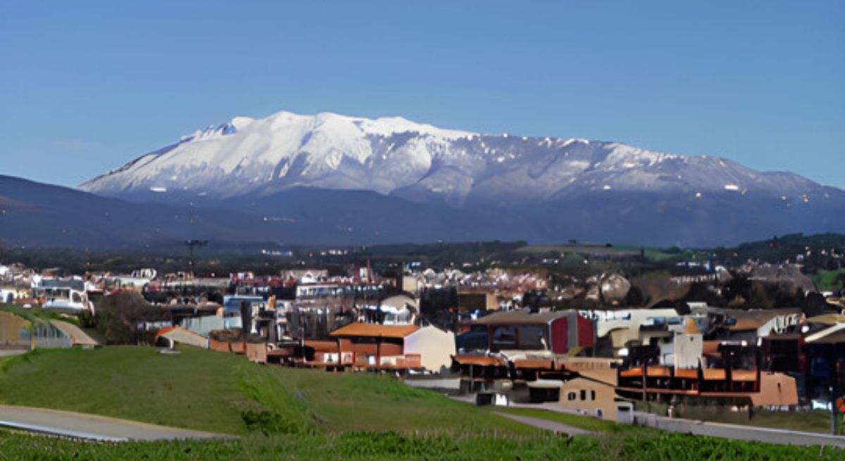 Cardedeu el pueblo delante de una montaña