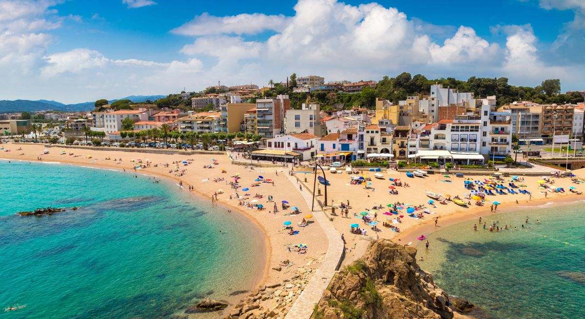 Playa de Blanes con sus casas y su cabo entre dos mares
