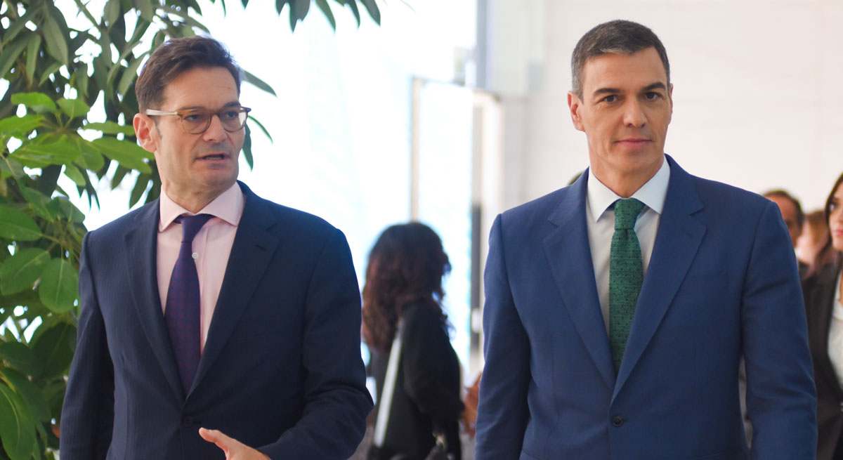 Joseph Oughourlian, presidente de Prisa, junto a Pedro Sánchez, presidente del Gobierno
