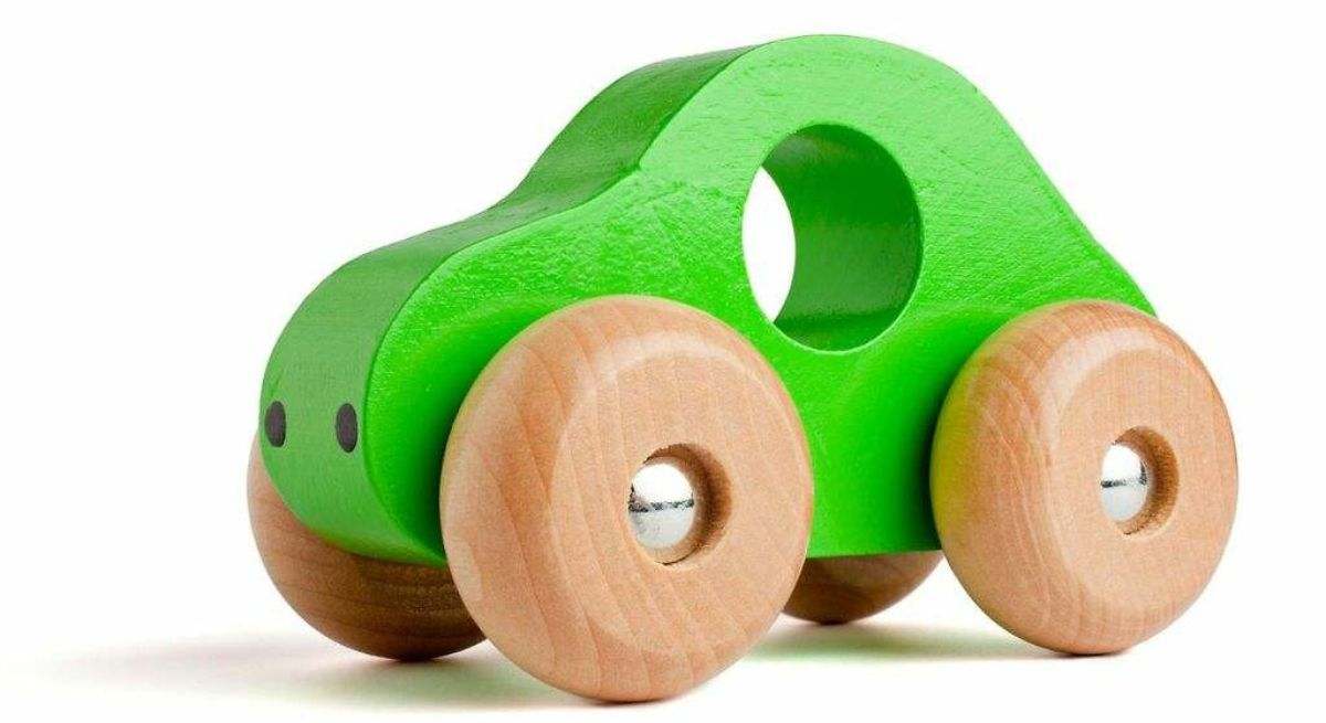 Un juguete de madera con forma de coche verde