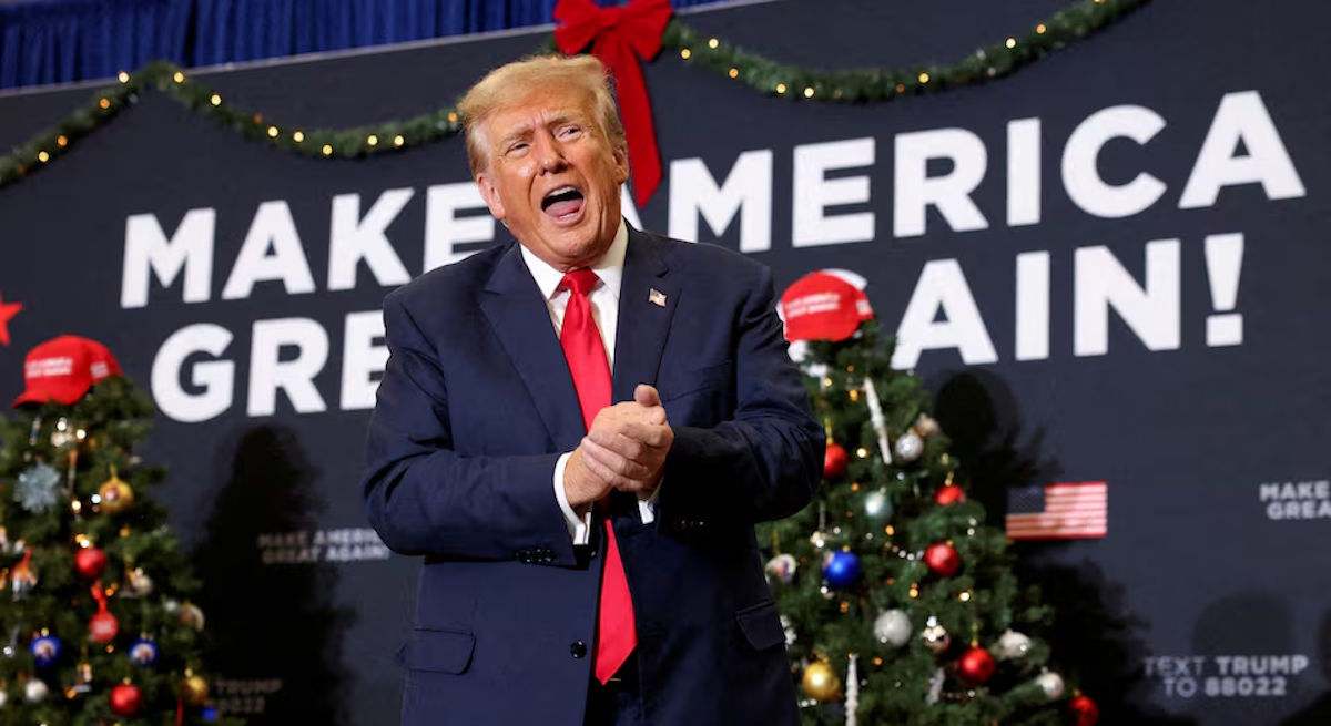 Donald Trump, junto a varios árboles de Navidad