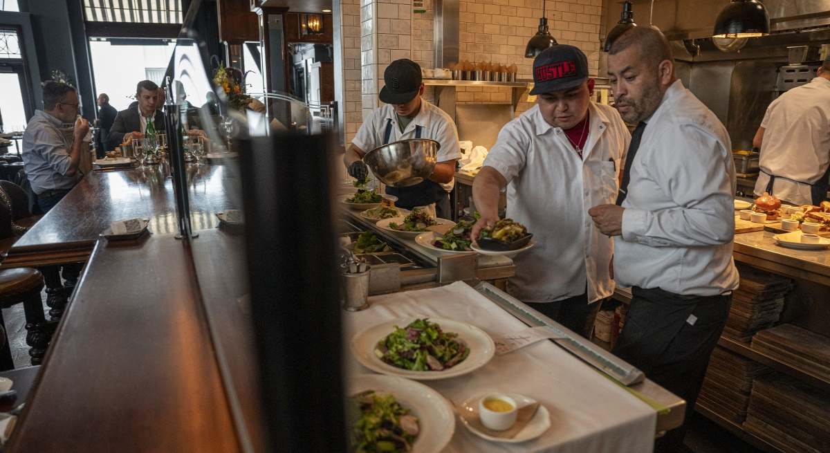 camareros-trabajadores-empleo-san-francisco-estados-unidos-eeuu-bloomberg-1200x655.jpg