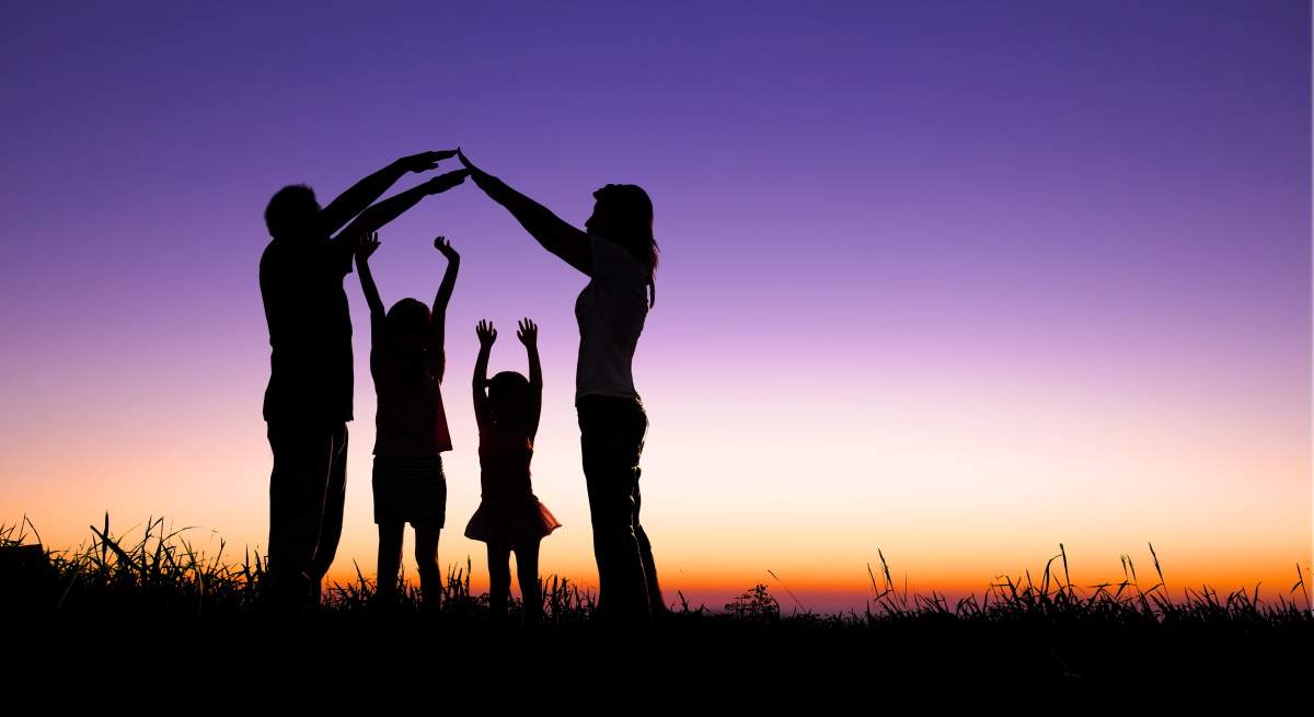 familia-campo-juega-casa-dreamstime.jpg