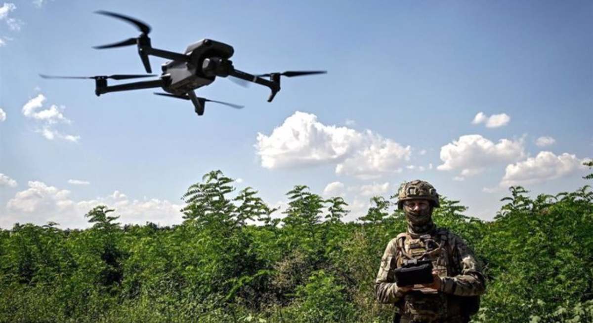 Un soldado ucraniano maneja un dron / EP