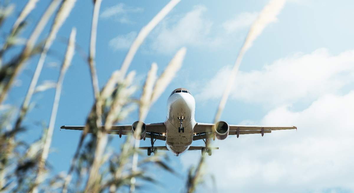 Avion-volando-bajo-iStock.jpg