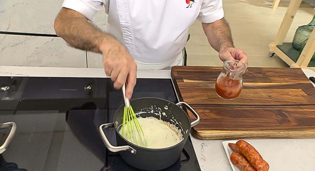 Karlos Arguiñano haciendo la bechamel y preparándose para añadirle la salsa de tomate