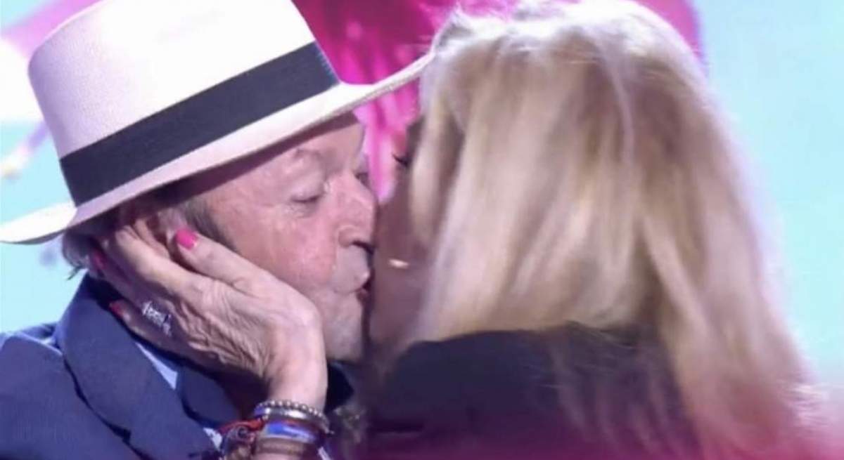 amador-rosa-beso.jpg