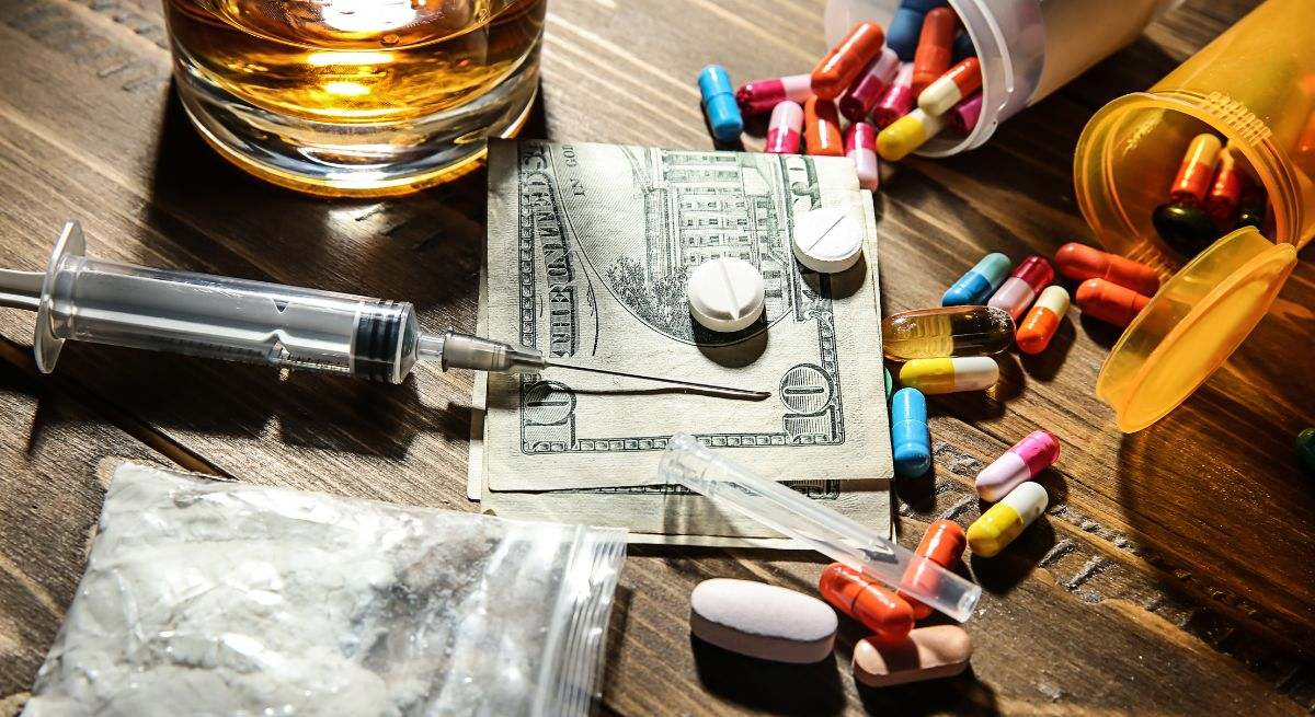 Drogas encima de la mesa