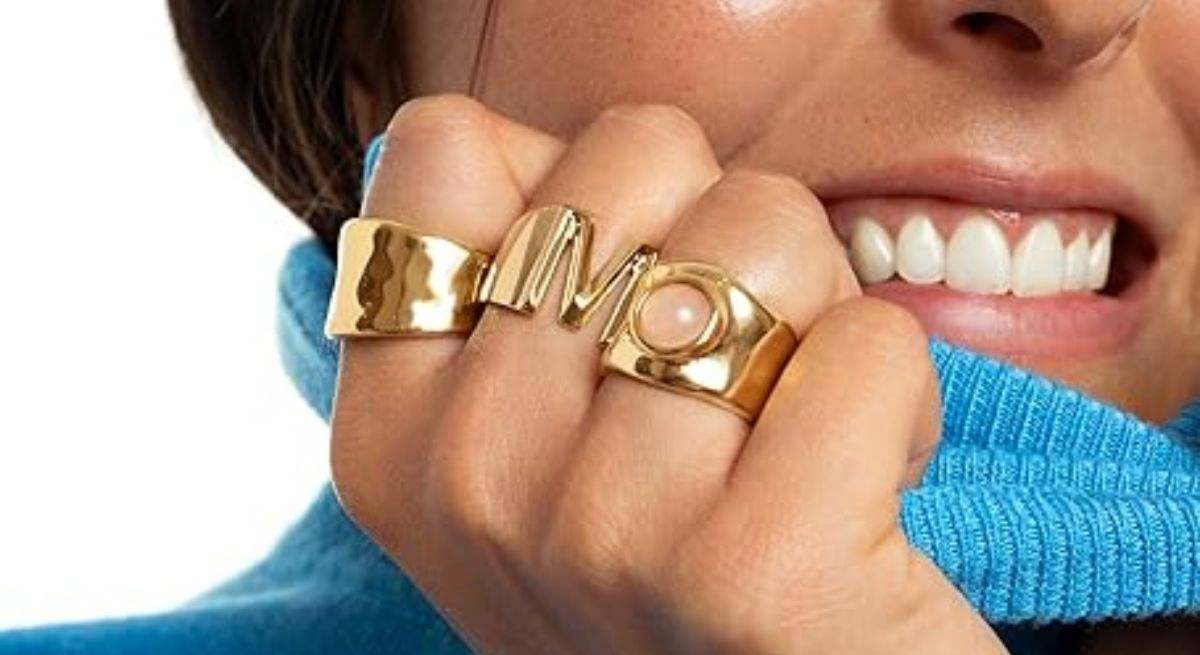 Anillo personalizado Letter Signet de SINGULARU