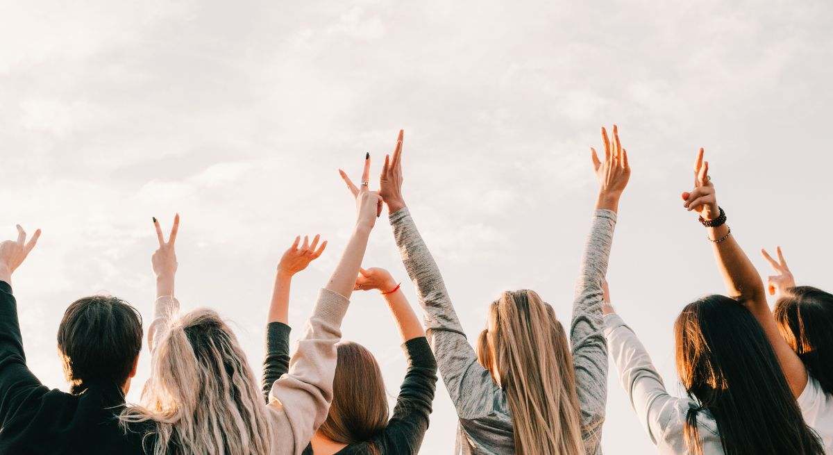 Varios jóvenes disfrutando de la vida 