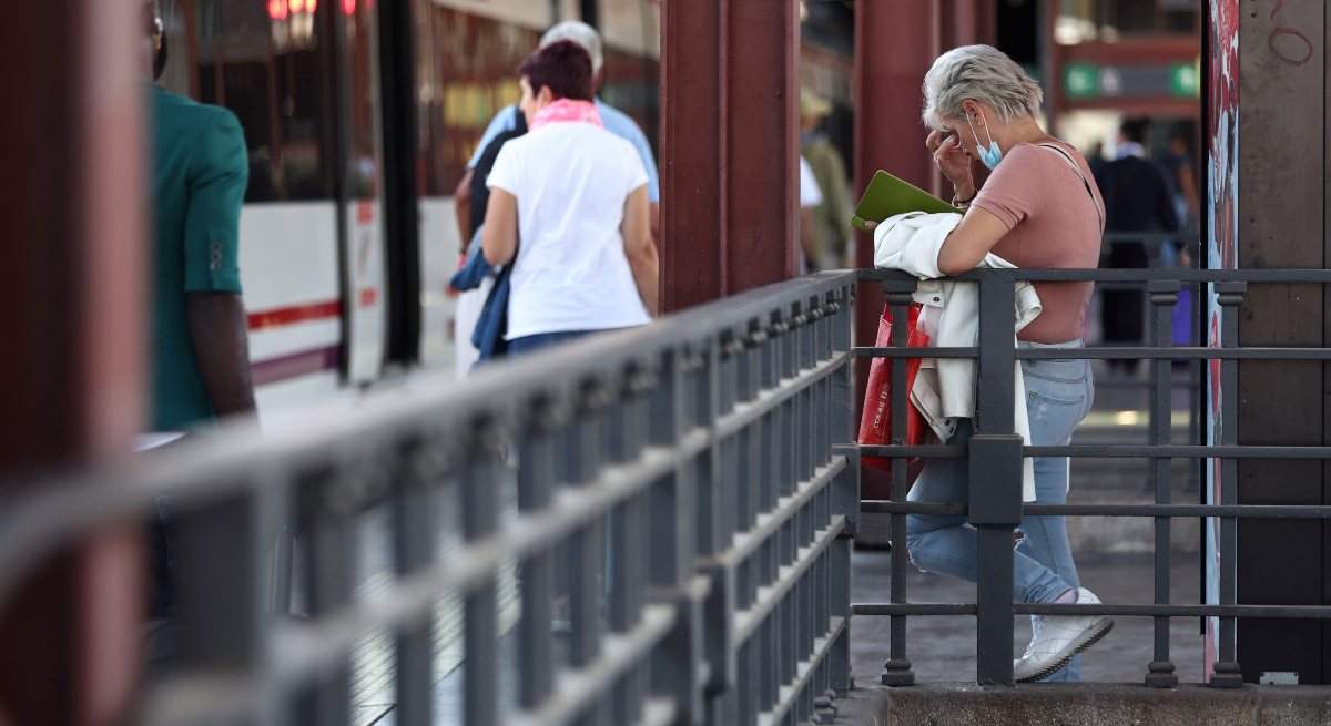 EuropaPress_4695448_persona_mascarilla_anden_estacion_tren_chamartin_20_septiembre_2022_madrid-1.jpg