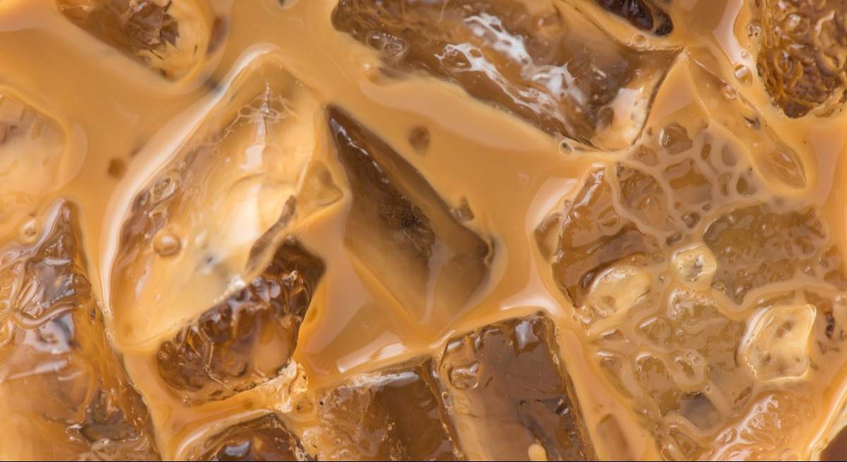 El truco de la cucharilla para no derramar ni una gota de café.