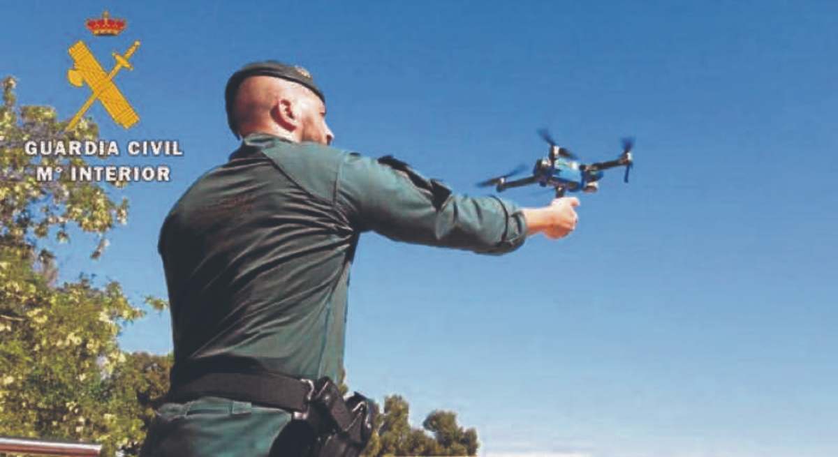 Un agente de la Guardia Civil ante un dron / Guardia Civil