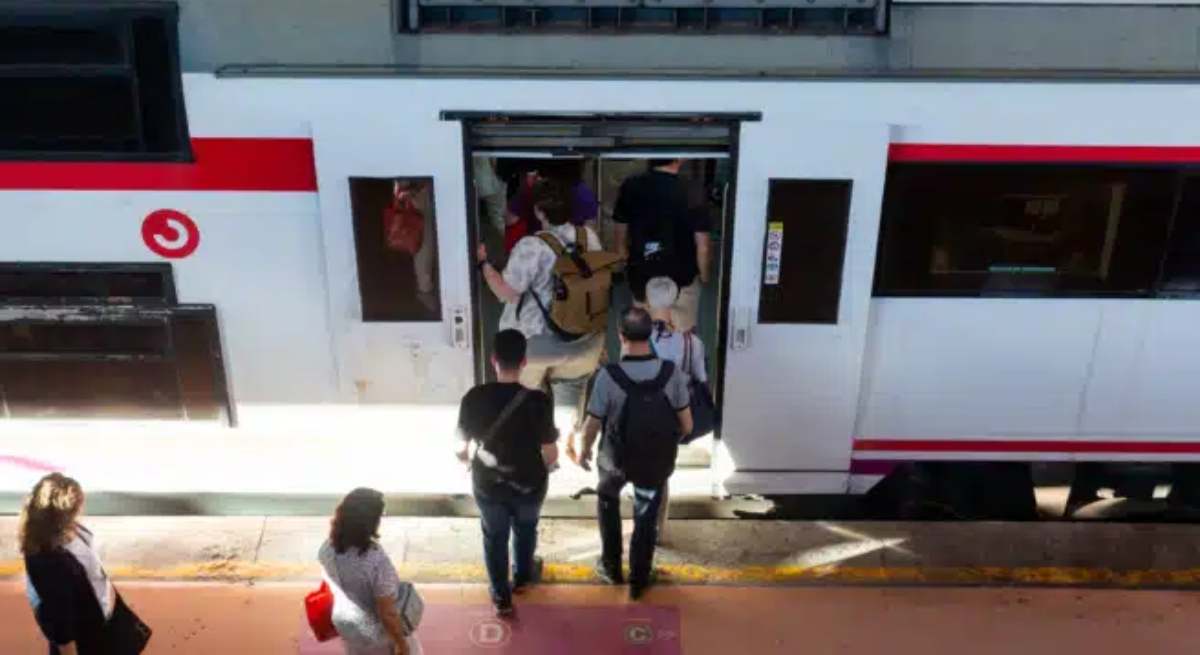 Pasajeros suben a un tren / EP