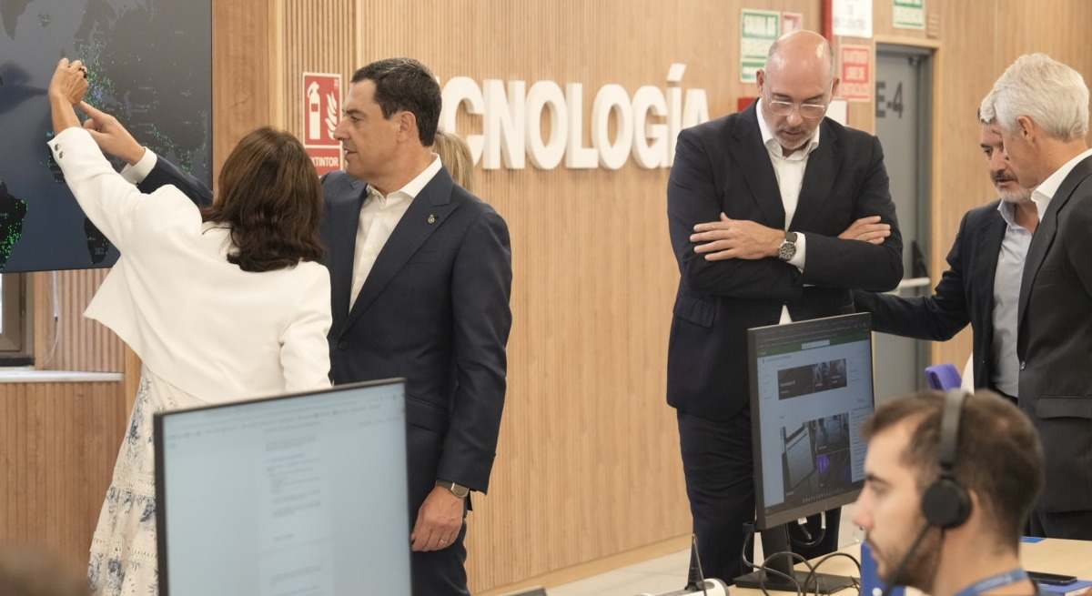 Autoridades durante la inauguración del centro de Telefónica en Granada.