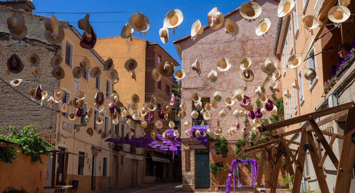 Así es el pueblo apodado la Provenza española que pocos conocen y está a menos de una hora de Madrid