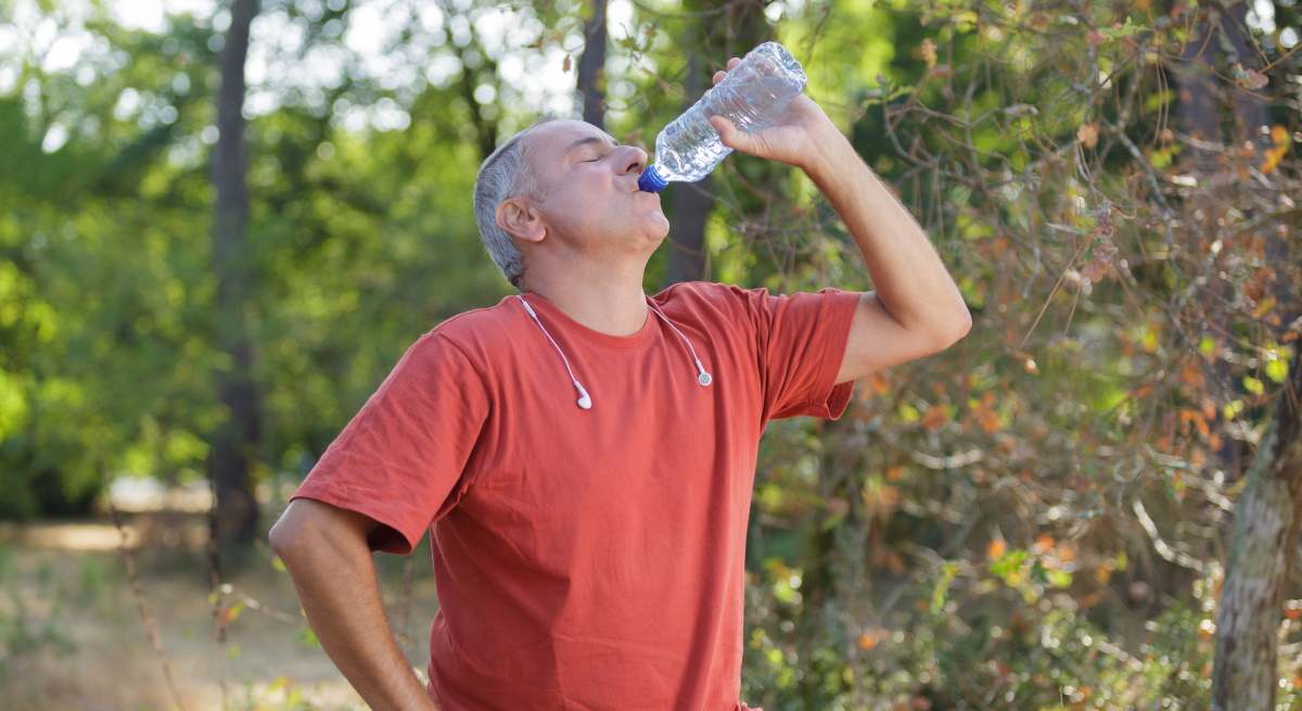 jubilado-bebe-agua-botella-despues-ejercicio-dreamstime.jpg