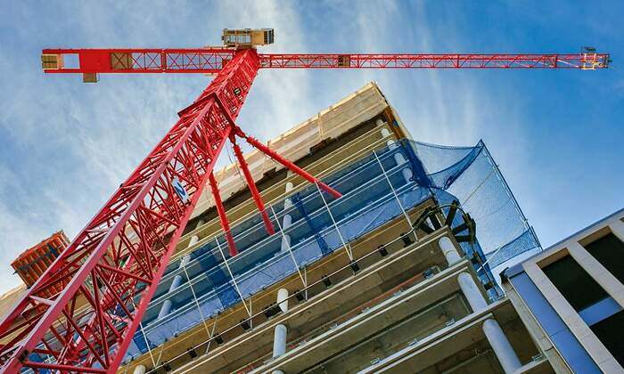 grua-roja-construccion-vivienda-istock.jpg