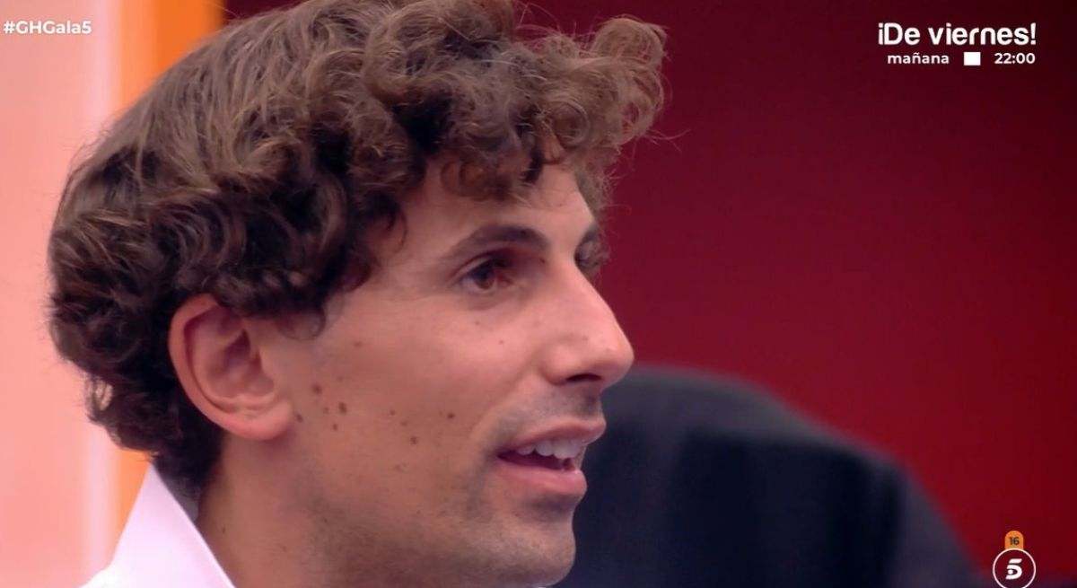 El profesor de equitación con camisa blanca en el programa