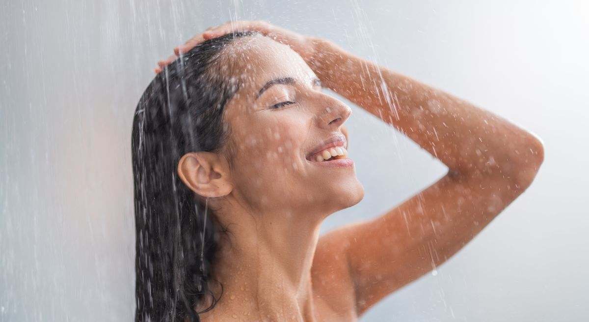 Una mujer se ducha en España
