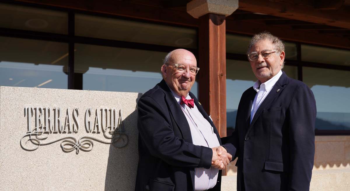 En la imagen, a la izquierda, José María Fonseca, presidente de Terras Gauda, y Roberto Verino, presidende de Bodegas Gargalo.