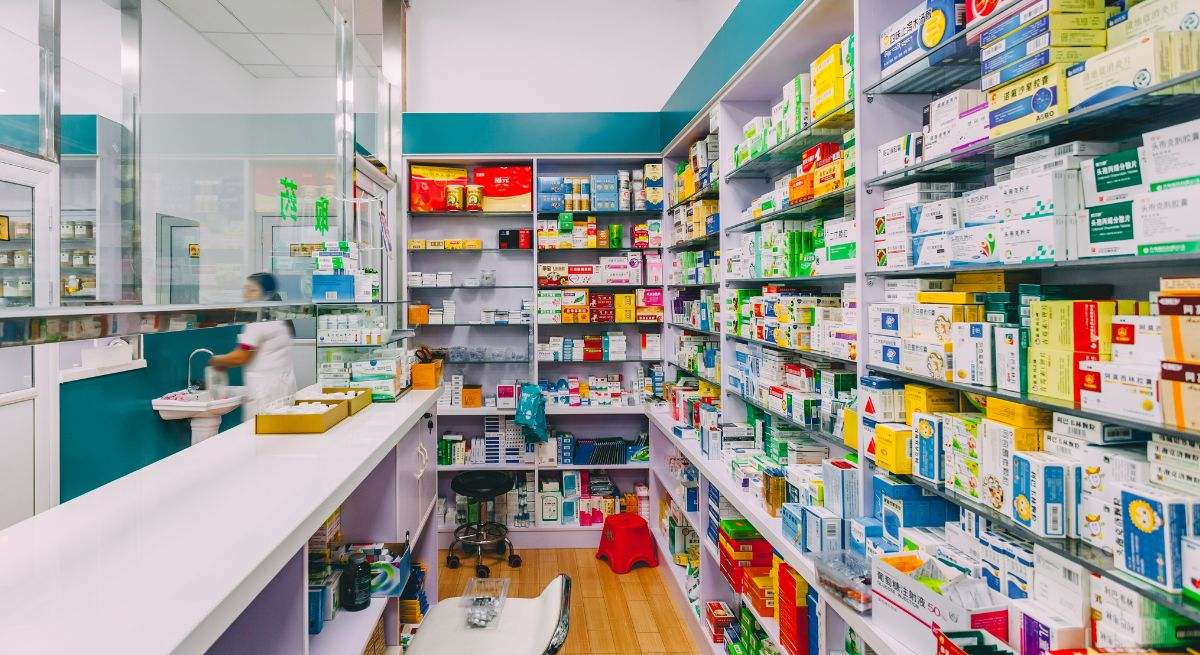 Varios medicamentos en una farmacia