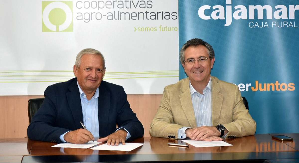 El presidente de Cooperativas Agro-alimentarias de España, Ángel Villafranca, y el presidente de Cajamar Caja Rural, Eduardo Baamonde