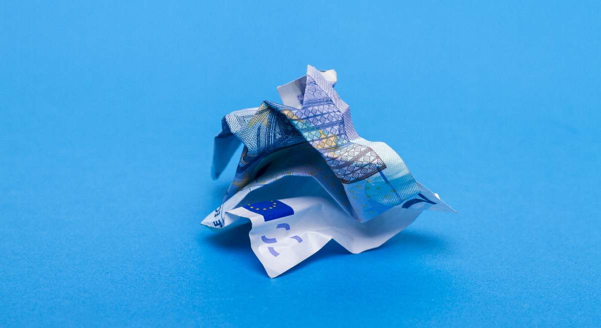 eurozona-recesion-crisis-debilidad-economia-billete-euro-arrugado-istock-1200x655.jpg