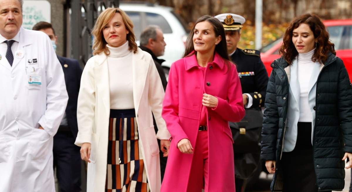 letizia-traje-pantalon-rosa-1200.jpg