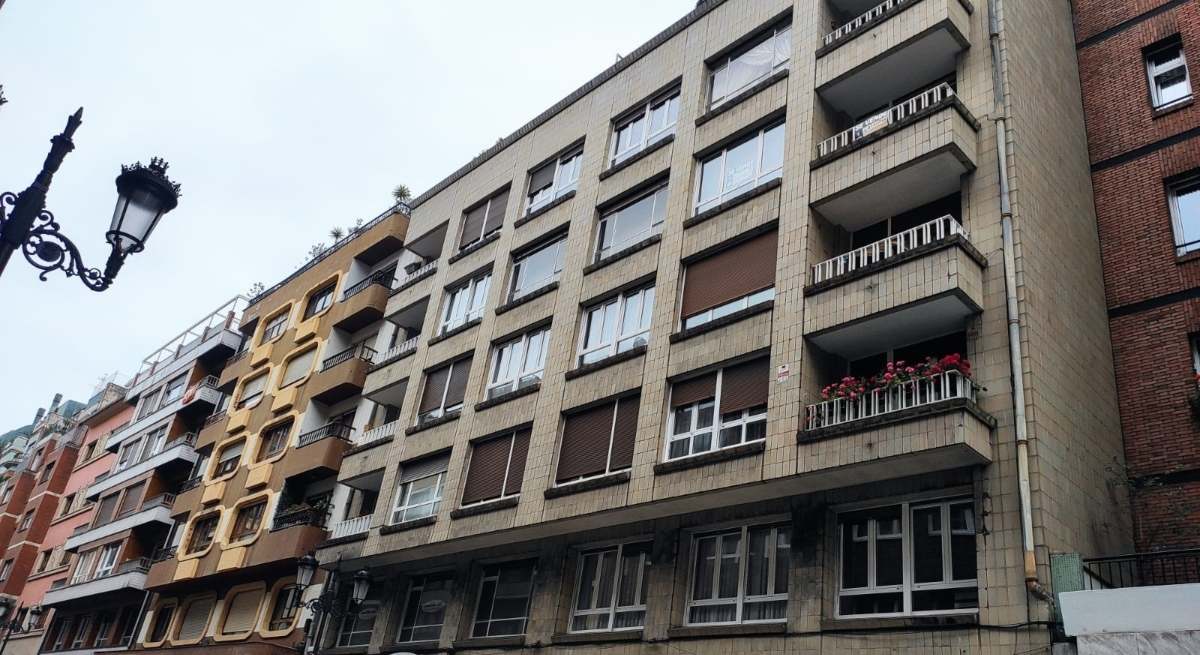 Un bloque de viviendas / EP